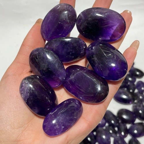 125 Pieces High Quality Deep Purple Chevron Amethyst Small Palm Stone