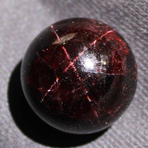 Garnet Ball 2cm With Star Light