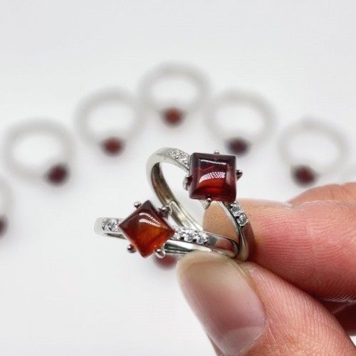 Beautiful Garnet Rhombus Ring Wholesale